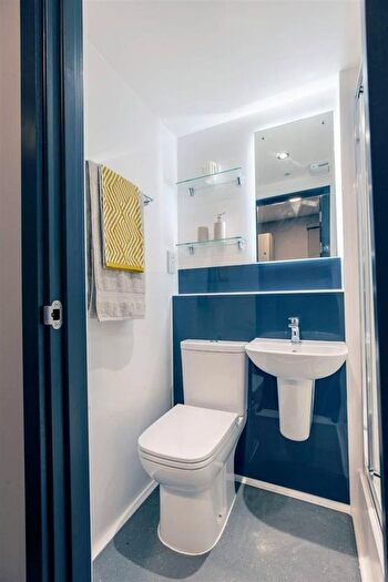 Studio To Rent In Ash Grove, Guildford, GU2