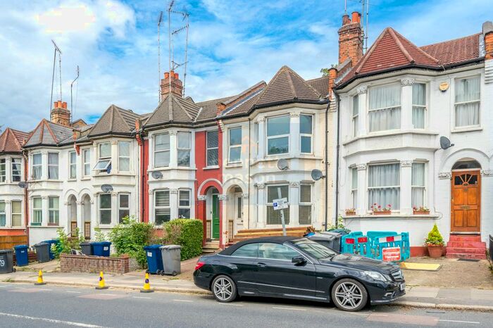 2 Bedroom Flat To Rent In Dollis Road, London, N3