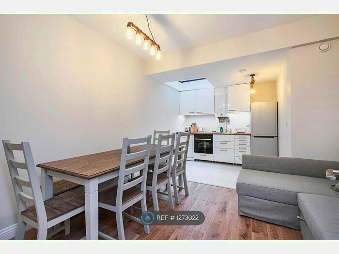 3 Bedroom Flat To Rent In Macfarlane Road, London, W12