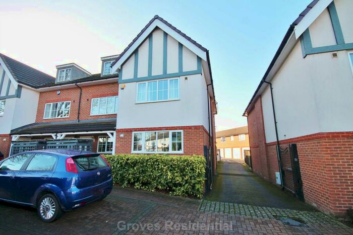 4 Bedroom Semi-Detached House To Rent In Cuddington Avenue, Worcester Park, KT4