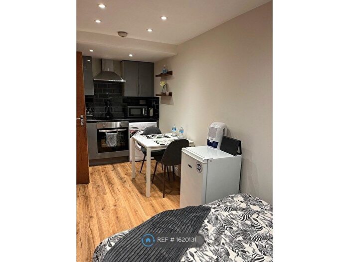 Studio To Rent In Accomodation Road, London, NW11