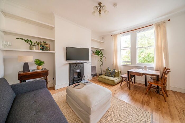 1 Bedroom Flat To Rent In Lillieshall Road, London, SW4