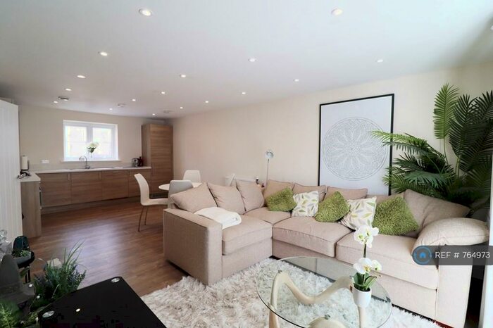 2 Bedroom Flat To Rent In Searle Crescent, Broomfield, Chelmsford, CM1