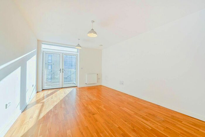 2 Bedroom Flat To Rent In Lakeside Drive, Park Royal, London, NW10