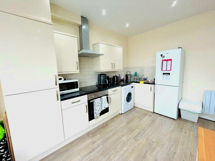 2 Bedroom Flat To Rent In North Road, Cardiff, CF14