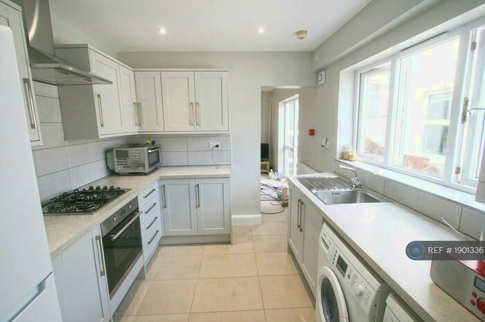 6 Bedroom Terraced House To Rent In Harriet Street, Cardiff, CF24