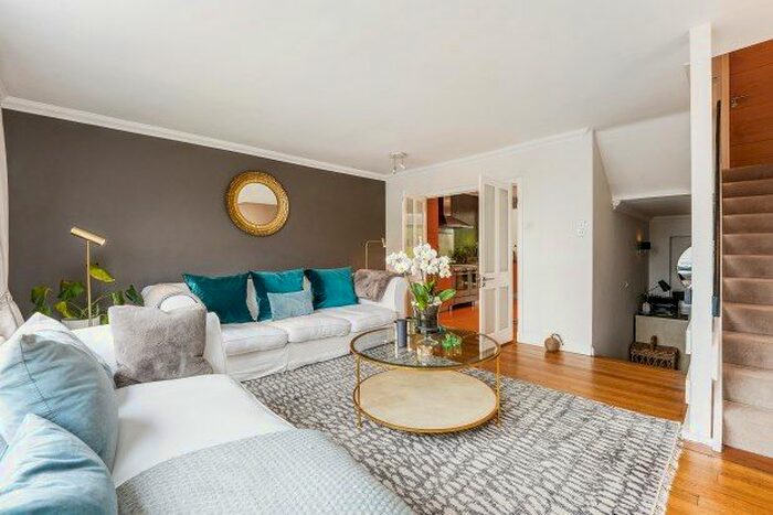 4 Bedroom Town House To Rent In Kelvedon Close, Kingston Upon Thames, KT2