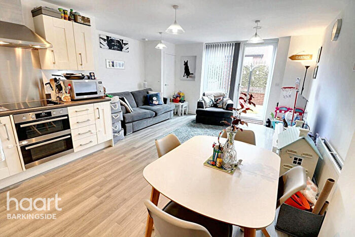 1 Bedroom Flat For Sale In Marine Crescent, Hainault, IG6