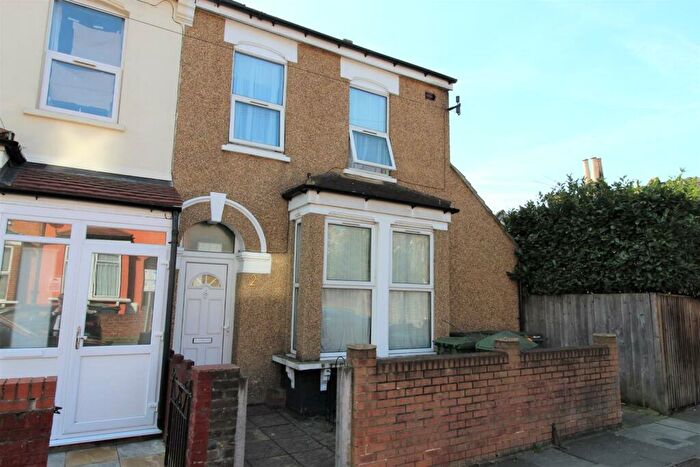 Apartment To Rent In Gathorne Road, Wood Green, N22