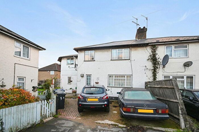 6 Bedroom End Of Terrace House For Sale In Taylors Green, London, W3