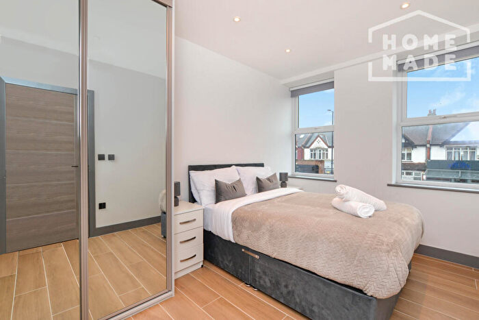 2 Bedroom Flat To Rent In Avenir Court, N12