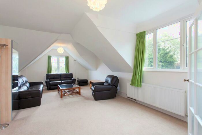3 Bedroom Apartment To Rent In Park Hill Road, Bromley, Kent, BR2