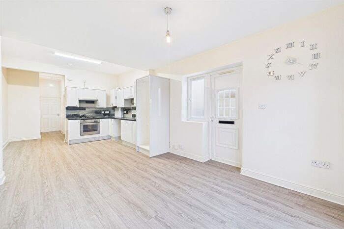 3 Bedroom Flat To Rent In Whitworth Road, Norwood, SE25