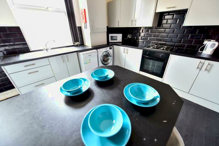 5 Bedroom Terraced House To Rent In Norwood Place, Hyde Park, Leeds, LS6