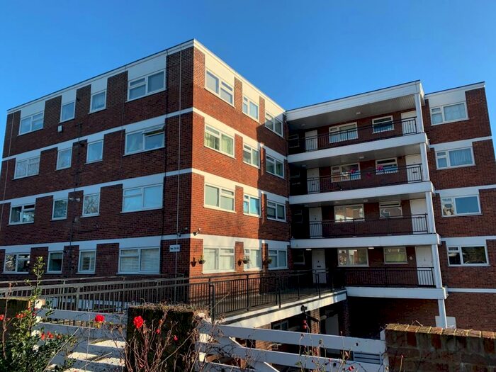 Studio To Rent In Lynwood Close, E18