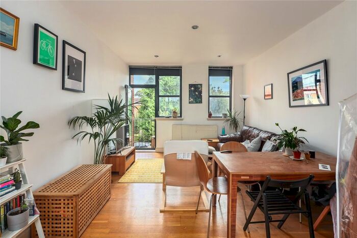 3 Bedroom Flat To Rent In Bradstock Road, London, E9