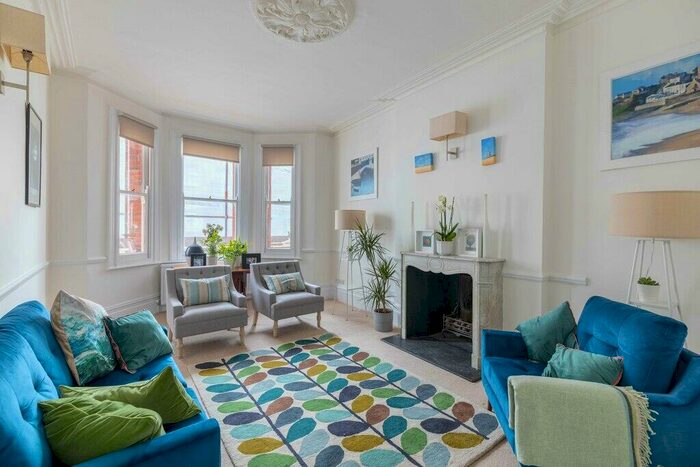 2 Bedroom Apartment To Rent In Park Walk, Chelsea, SW10