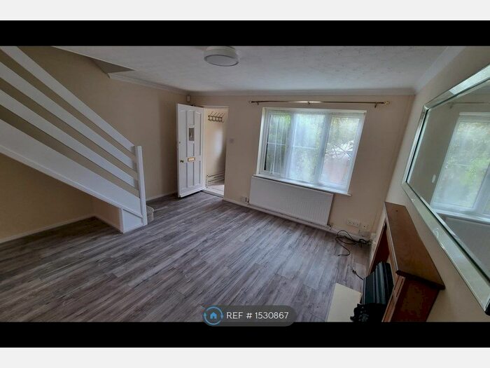 3 Bedroom Semi-Detached House To Rent In Ash Close, Aylesbury, HP20