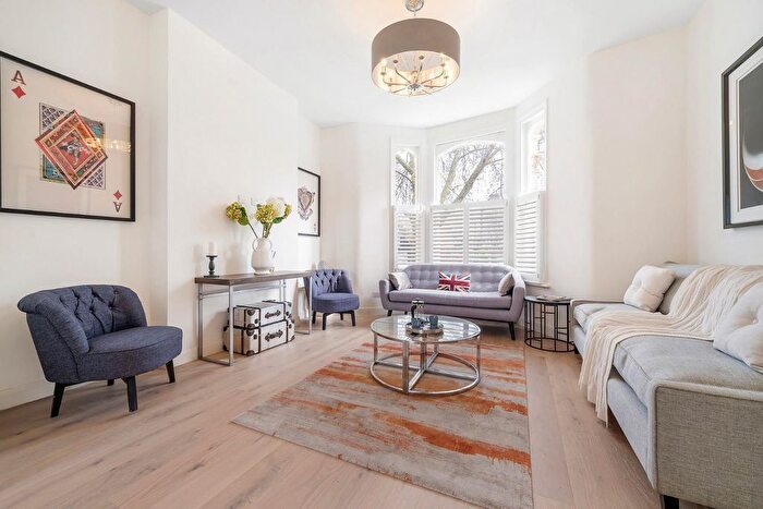 2 Bedroom Maisonette For Sale In Stockwell Road, SW9