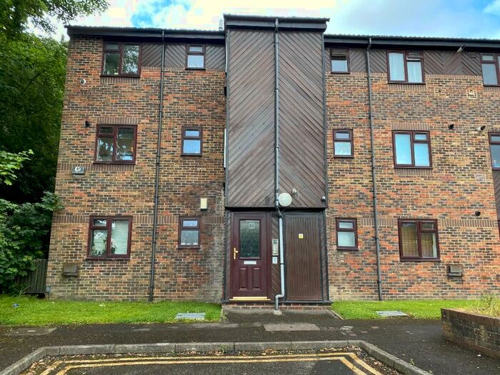 1 Bedroom Flat To Rent In Cheriton Court, Reading, Berkshire, RG1