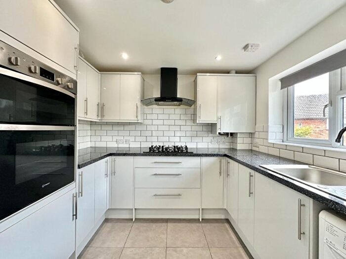 2 Bedroom Maisonette For Sale In Sycamore Avenue, Hayes, UB3