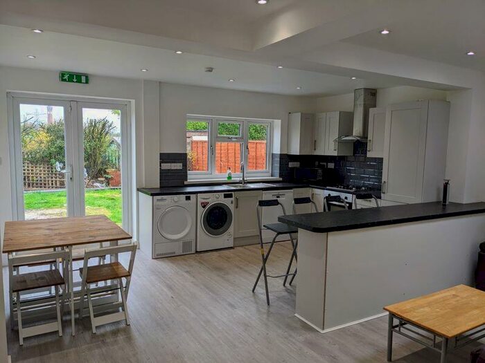 5 Bedroom Semi-Detached House To Rent In Harborne Lane, Selly Oak, Birmingham, B29