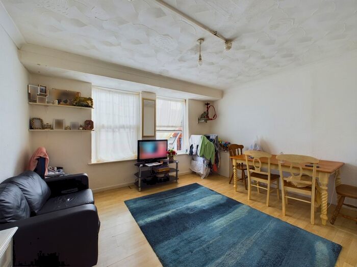 3 Bedroom Flat For Sale In Lawrence Road, Southsea, PO5