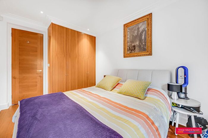 3 Bedroom Flat To Rent In Rosslyn Hill, London, NW3