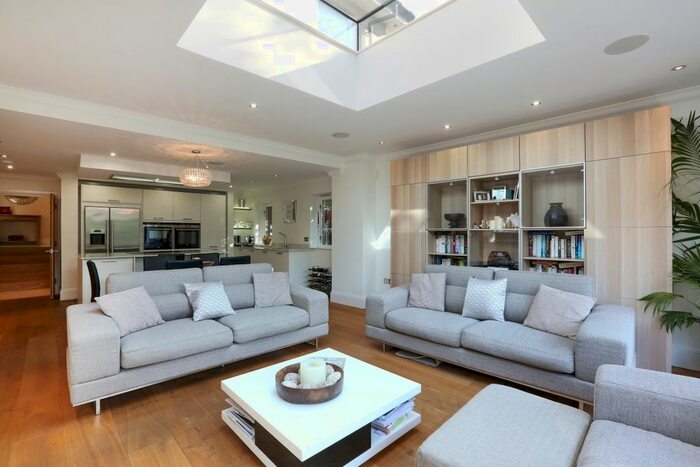 4 Bedroom Detached House To Rent In Bolton Crescent, Windsor, SL4