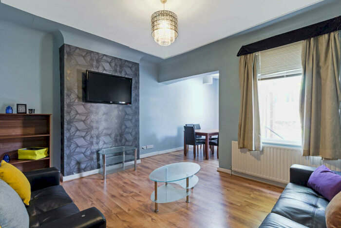 5 Bedroom House To Rent In Grove Gardens, Leeds, LS6