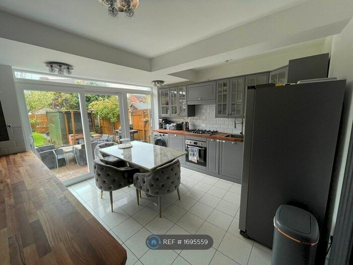 4 Bedroom Detached House To Rent In Hollinwell Avenue, Nottingham, NG8