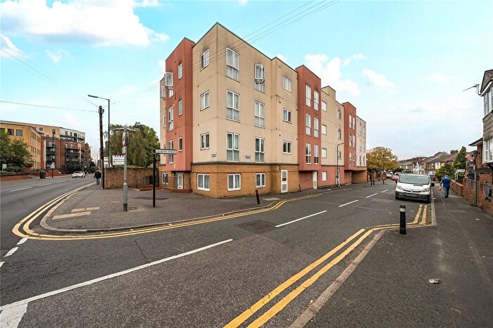 2 Bedroom Flat For Sale In Stoke Road, Slough, Berkshire, SL2