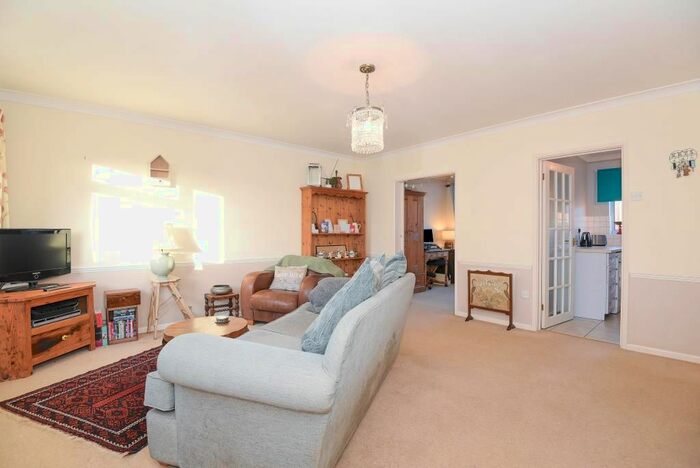 2 Bedroom Flat To Rent In Newbury, Berkshire, RG14
