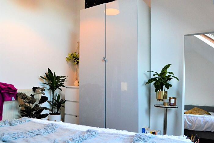 2 Bedroom Flat To Rent In Flat, Otley Road, LS6