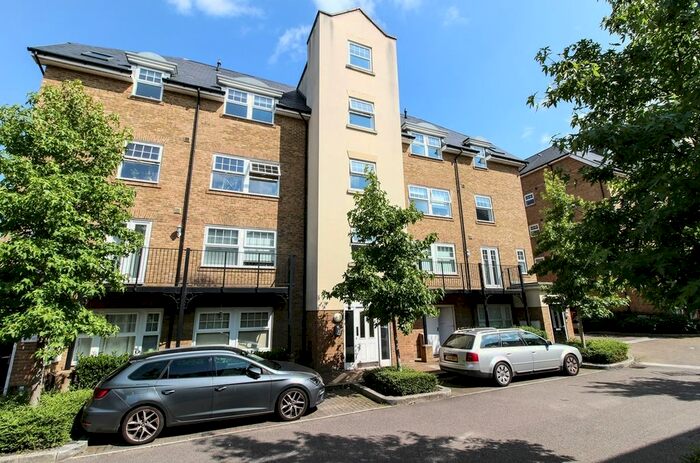 2 Bedroom Flat To Rent In Wells View Drive, Bromley, BR2