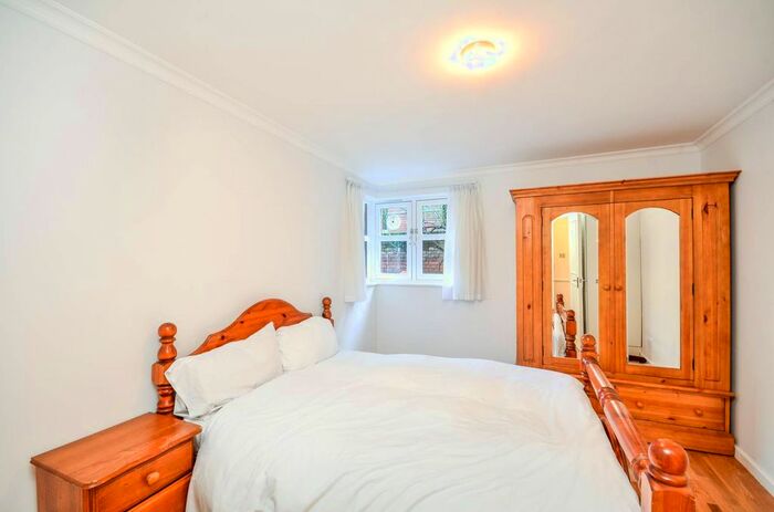 1 Bedroom Flat To Rent In Garden Terrace, Pimlico, London, SW1V