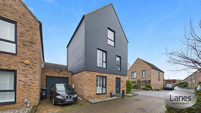 3 Bedroom Link Detached House For Sale In Markwick Avenue, Cheshunt, EN8