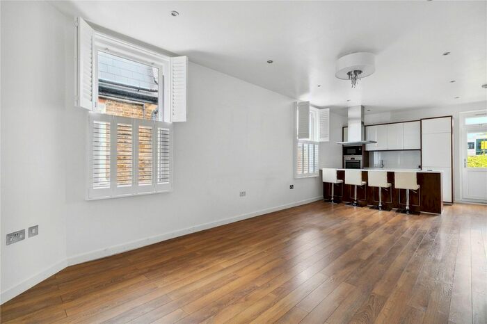 3 Bedroom Maisonette To Rent In Oakmead Road, London, SW12
