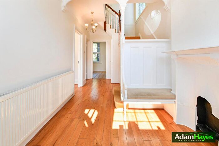 4 Bedroom Property For Sale In Park Crescent, Finchley, N3