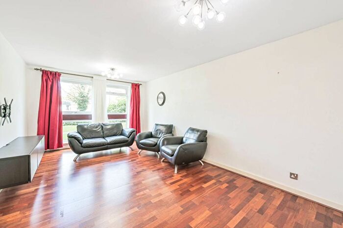 2 Bedroom Flat To Rent In Imperial Court, North Finchley, London, N20