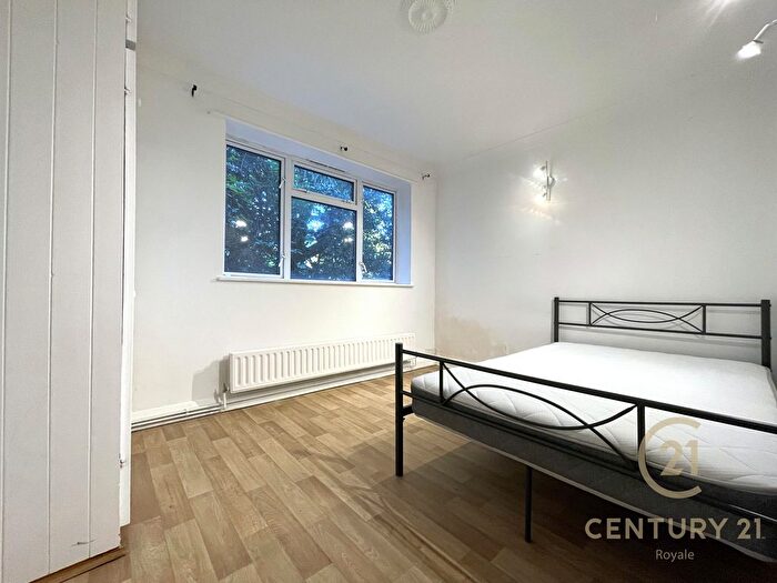 2 Bedroom Maisonette To Rent In Oak Hill Grove, Surbiton, KT6