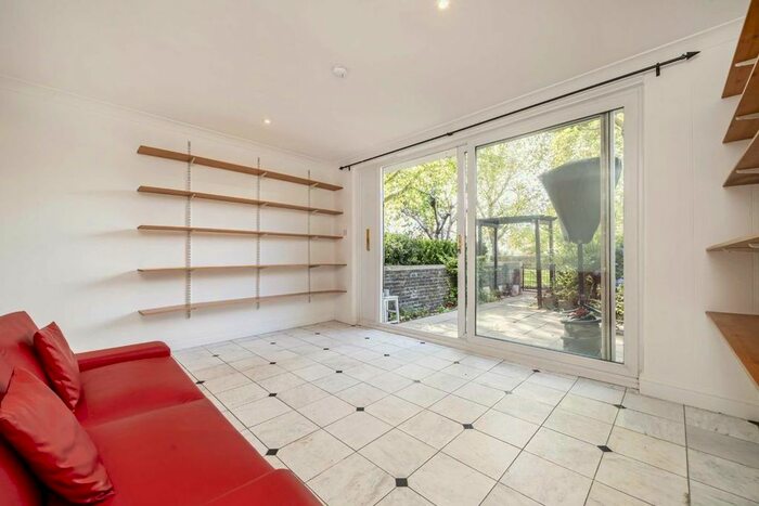 2 Bedroom Flat To Rent In Paxton Terrace, London, SW1V