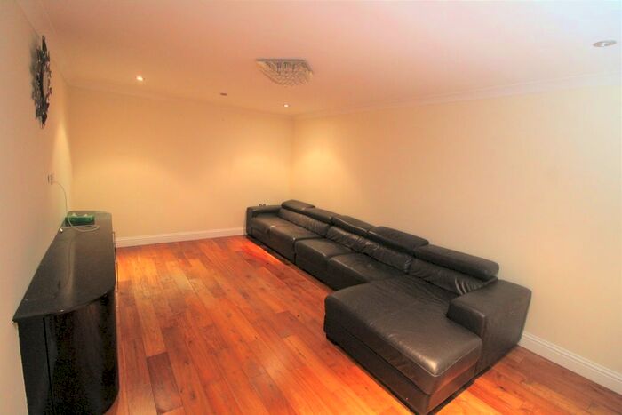 6 Bedroom Detached House To Rent In Merton Road, Slough, SL1