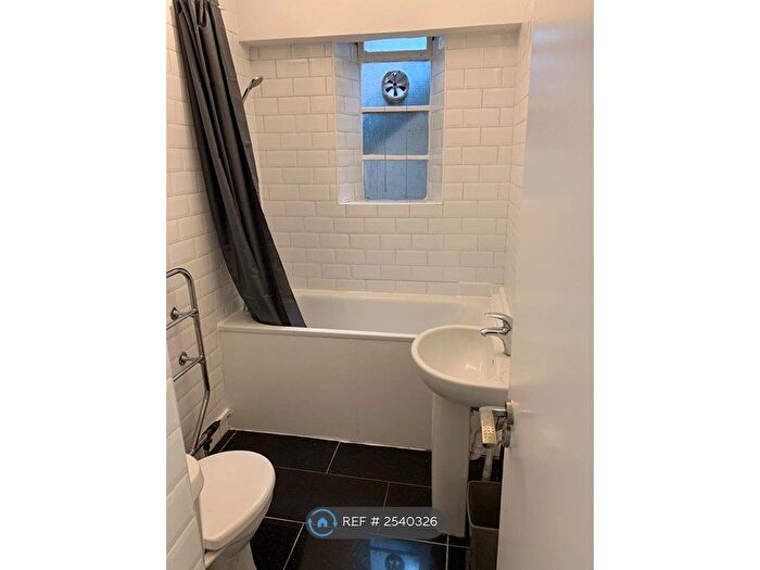 2 Bedroom Flat To Rent In Shepherds Bush Road, London, W6