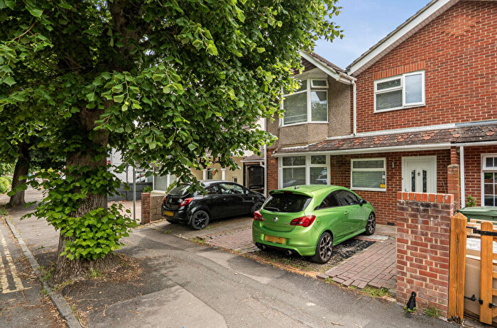 4 Bedroom Semi Detached House For Sale In Shrivenham Road, Swindon, SN1