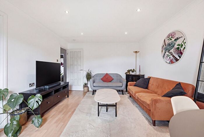 2 Bedroom Flat For Sale In Edmeston Close, London, E9