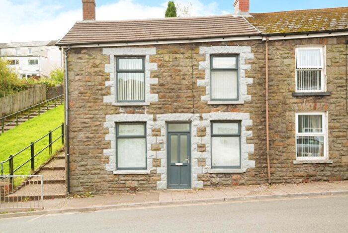 3 Bedroom End Of Terrace House To Rent In East Road, Tylorstown, Ferndale, CF43