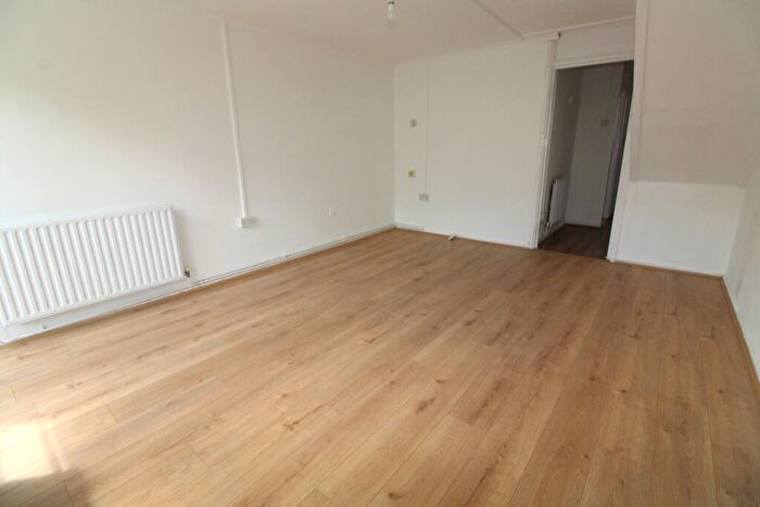 2 Bedroom Maisonette To Rent In Gilpin Crescent, Edmonton Angel, N18
