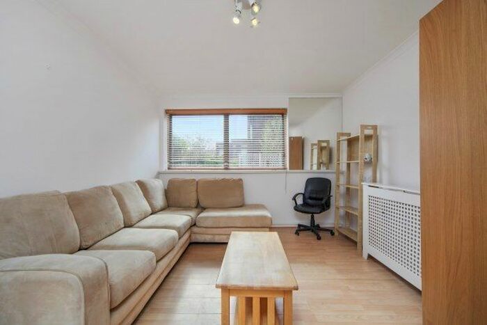 2 Bedroom Flat To Rent In Parkgate Road, London, SW11
