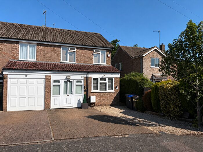 3 Bedroom Semi-Detached House For Sale In Greenwood Close Byfield Northants, NN11